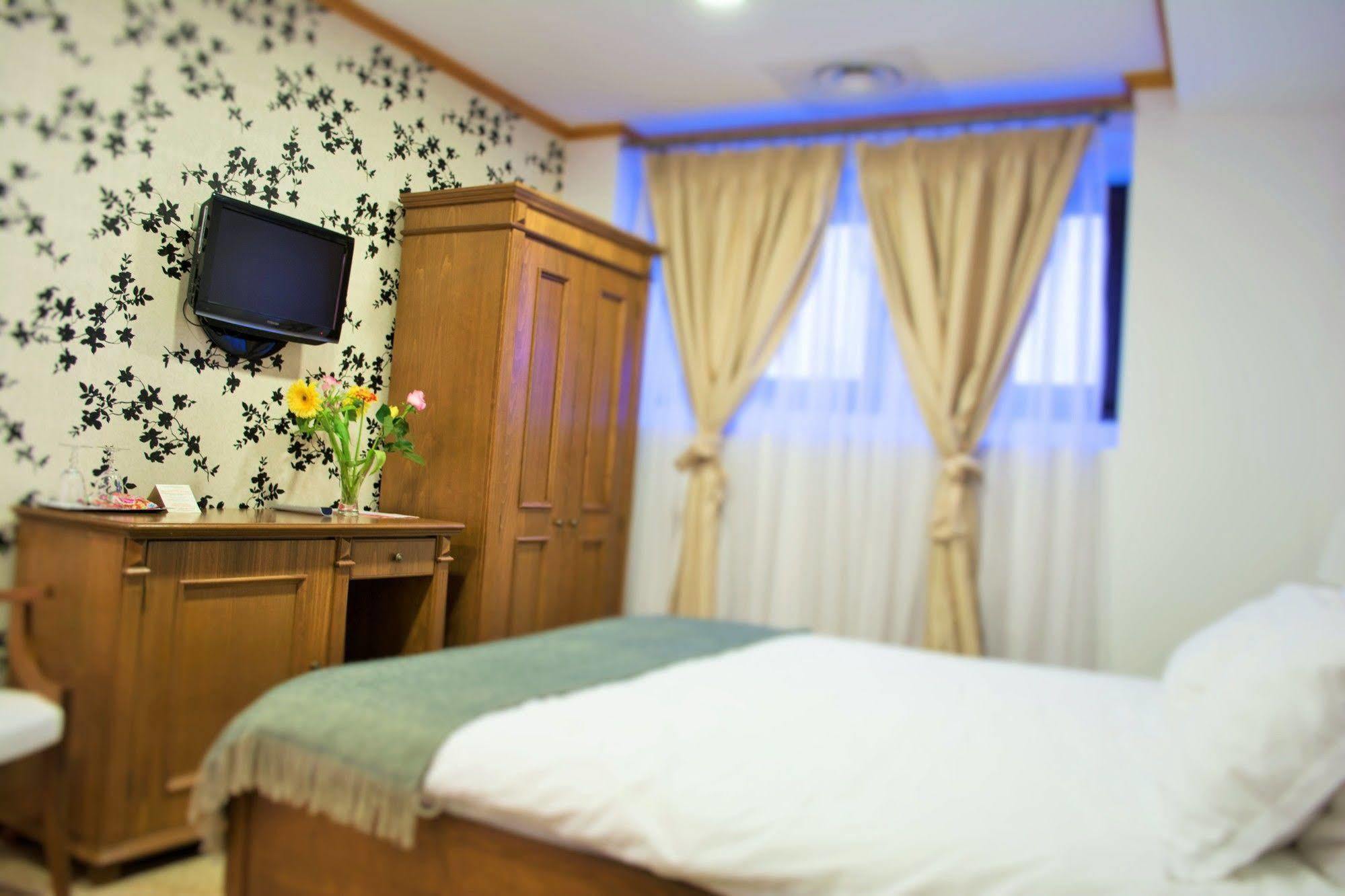 Hotel Dbh Bucarest Exterior foto