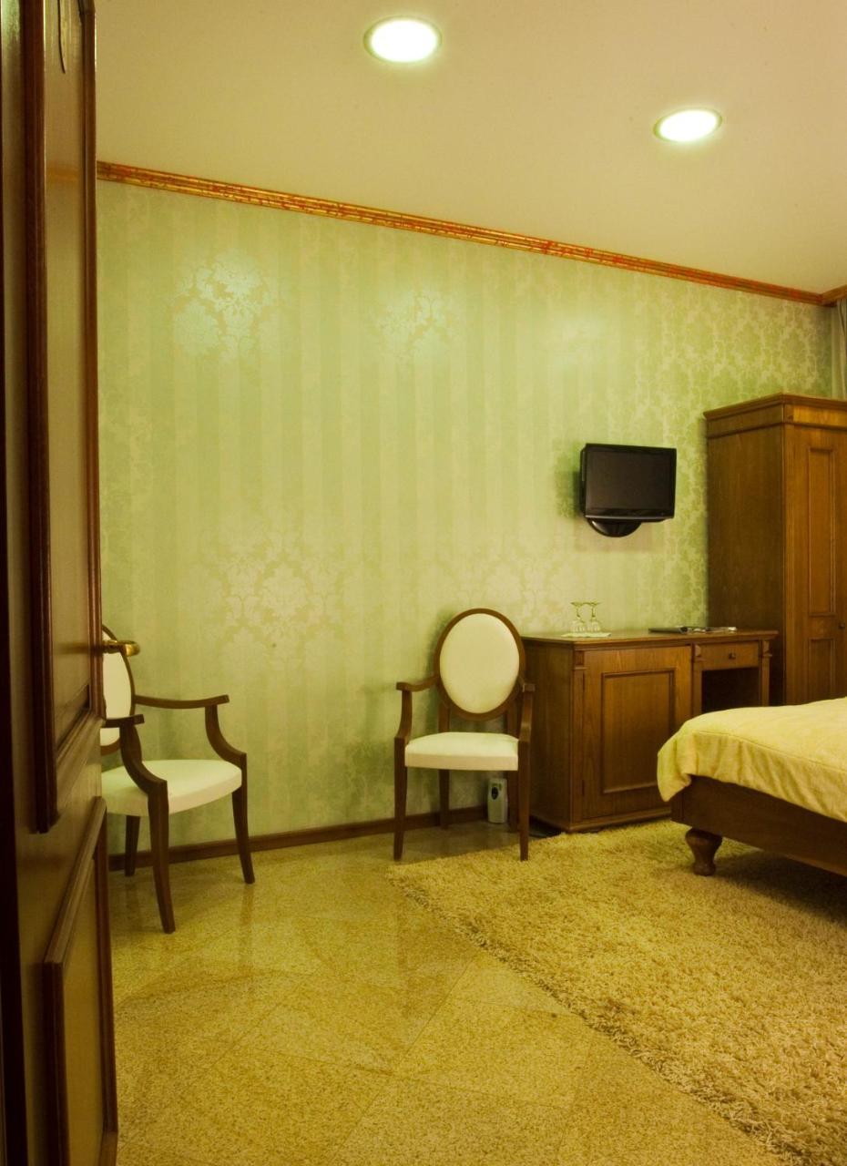 Hotel Dbh Bucarest Habitación foto